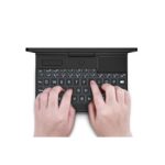 GPD Pocket 3 Ultrabook dla profesjonalistów pokazany od góry z osobą piszącą na klawiaturze